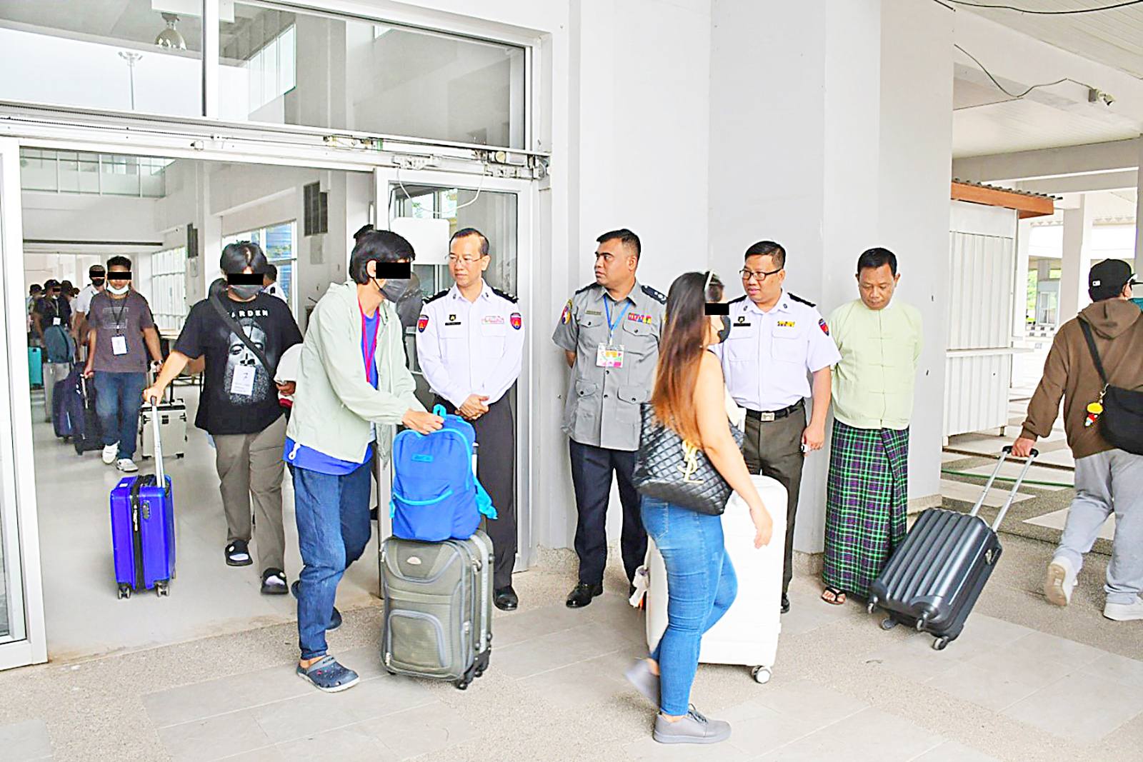 တရားမဝင်ရောက်ရှိလာသည့်ပြည်ပနိုင်ငံသားများလွှဲပြောင်းပေးအပ်