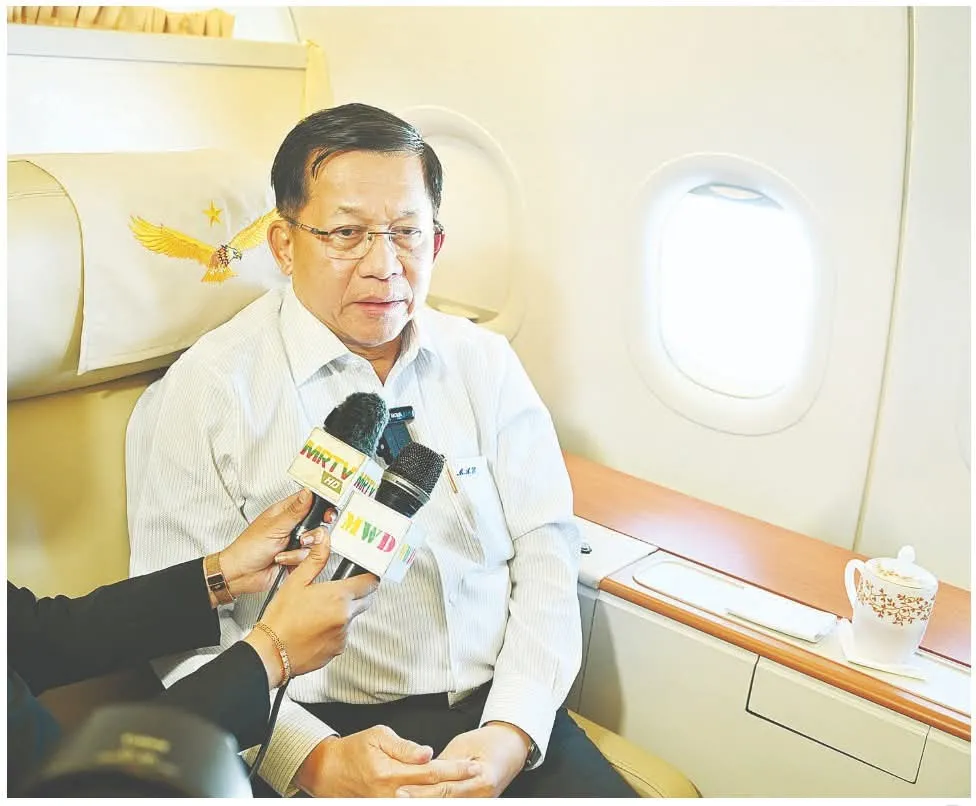 ဗိုလ်ချုပ်မှူးကြီး မင်းအောင်လှိုင် အထူးလေယာဉ်ပေါ်၌ မီဒီယာများ၏ မေးမြန်းမှုများကို ပြန်လည်ဖြေကြား