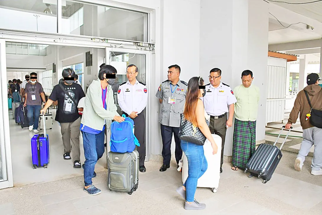 တရားမဝင်ရောက်ရှိလာသည့်ပြည်ပနိုင်ငံသားများလွှဲပြောင်းပေးအပ်
